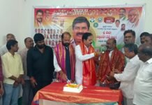 మాదిరెడ్డి మోహన్ రెడ్డి ఆధ్వర్యంలో ఘనంగా చల్లా నరసింహారెడ్డి జన్మదిన వేడుకలు
